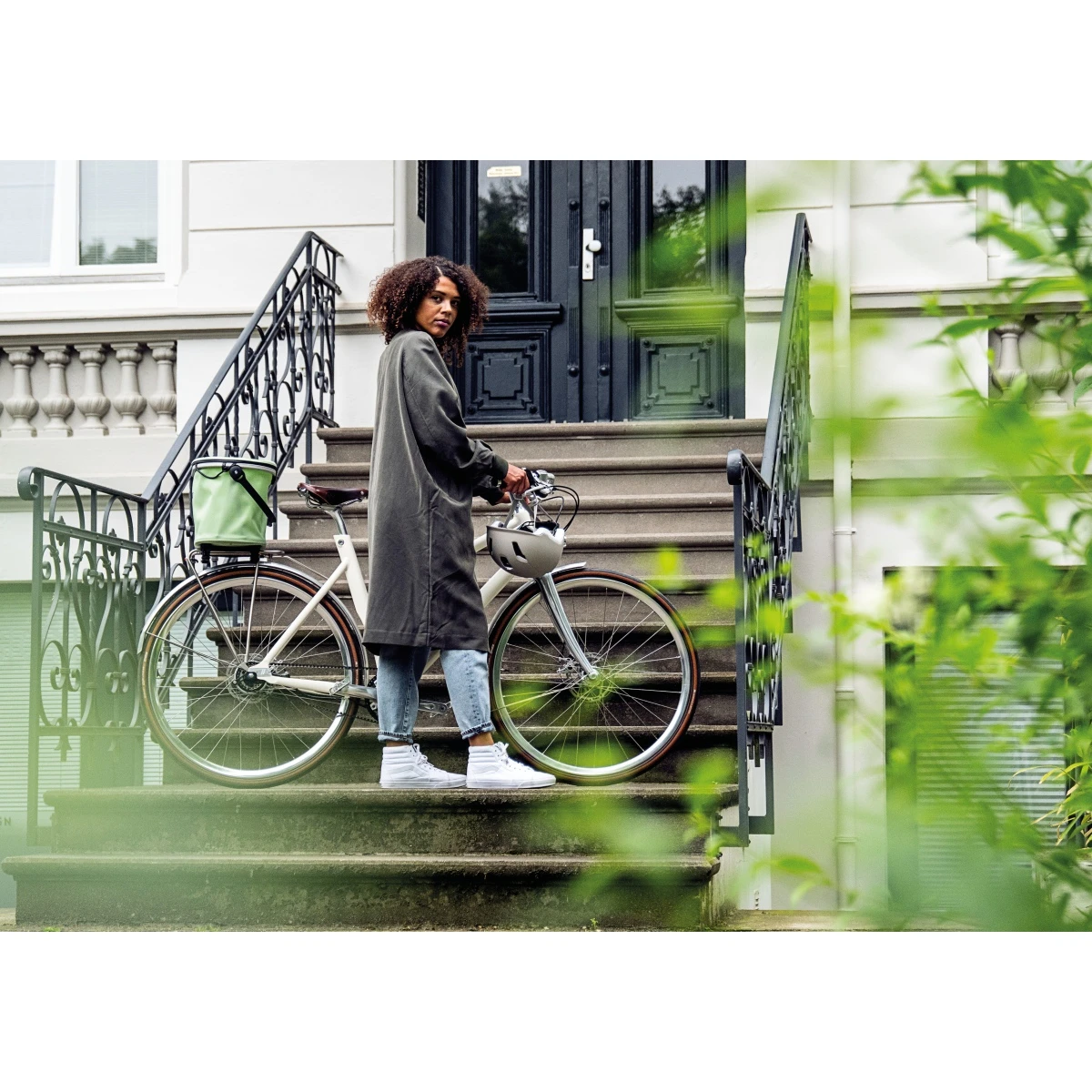 ORTLIEB Up-Town Rack City - Bike Basket - 17.5L - Petrol 9 ORTLIEB Up-Town Rack City - Bike Basket - 17.5L - Petrol - Image 7